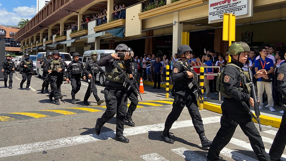 philippines:-sacked-security-guard-takes-hostages-at-manila-mall